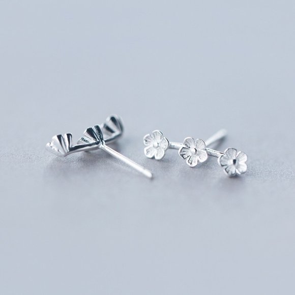 chic flower minimalist silver stud earrings - Picture 4 of 4